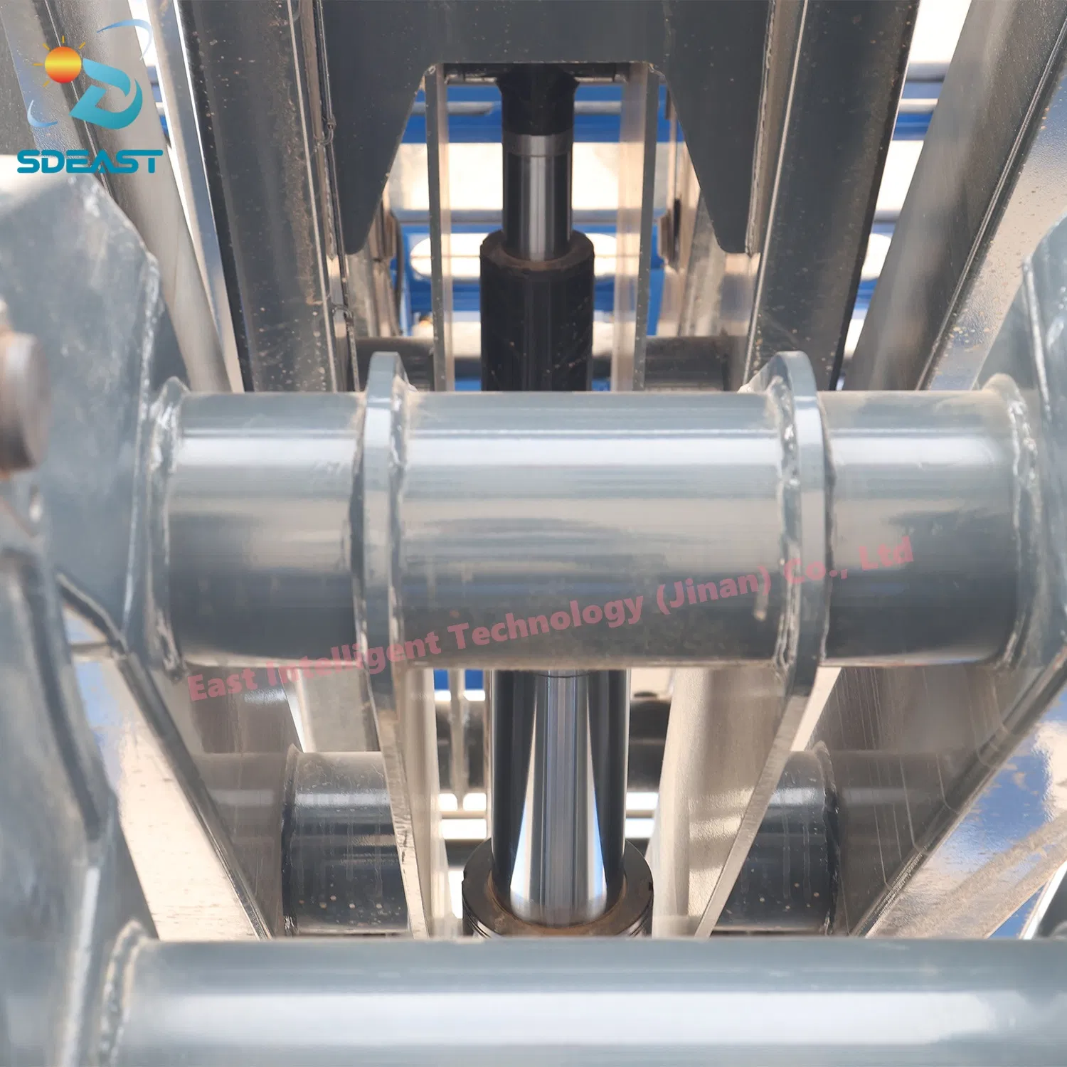 Factory Direct Sales off Road Scissor Lift Lifting Heights 10m 12m 14m 16m 18m High Power Output Ideal for Construction Sites Muddy Uneven Terrains