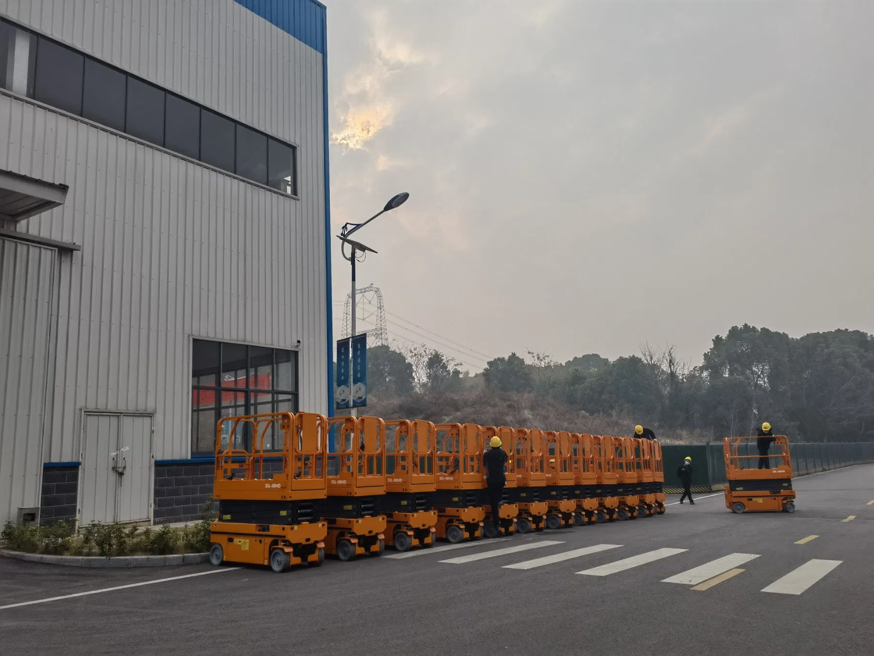 Self-Propelled Scissor Lift with Intelligent Leveling