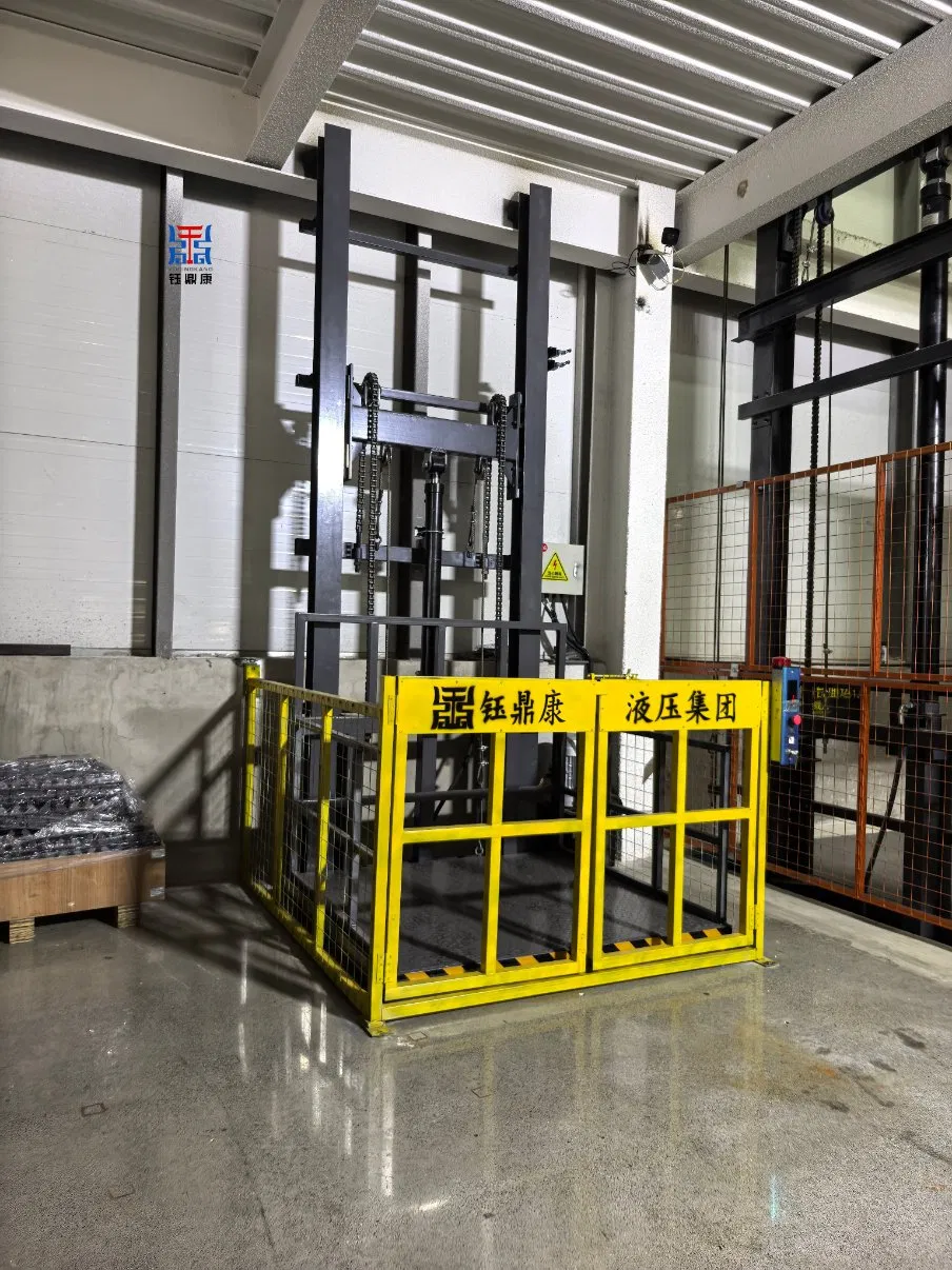 Self-Propelled Scissor Lift Rough Terrain Mobile Cargo Lift for Outdoor Construction