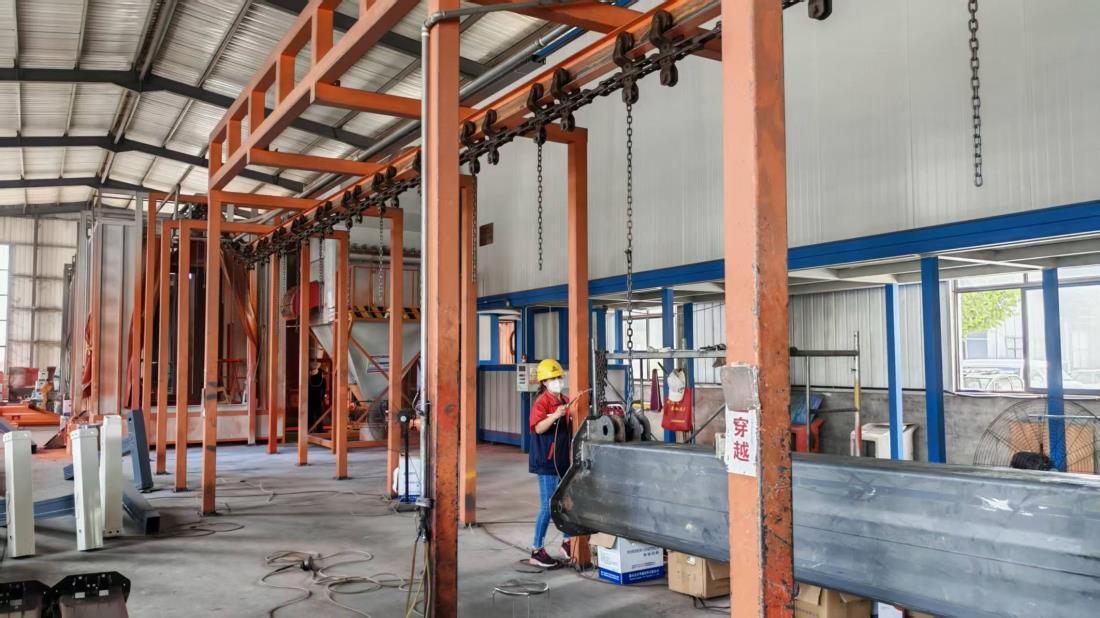 Automated spraying surface treatment for hydraulic lifts