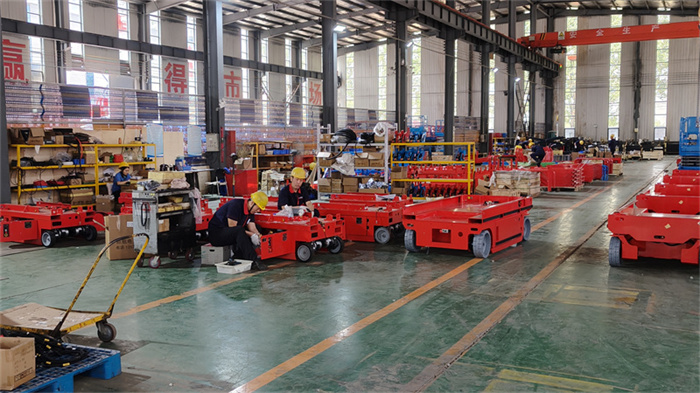 Hydraulic lift assembling production line at Kathy Lift factory