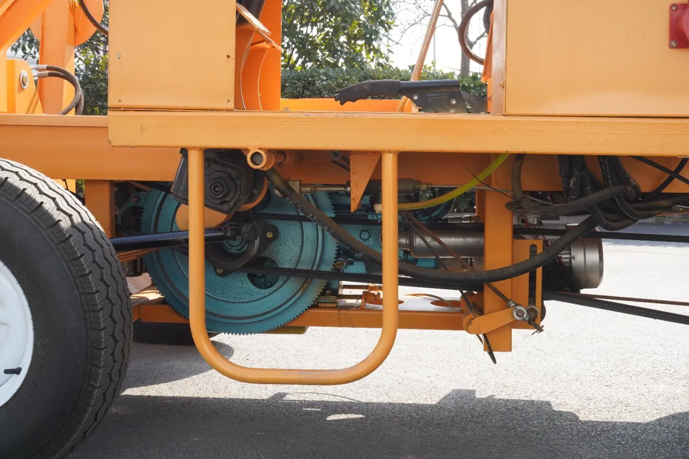 Rough Terrain Self-Propelled Cherry Picker Lift 24m with Four-Wheel Drive System