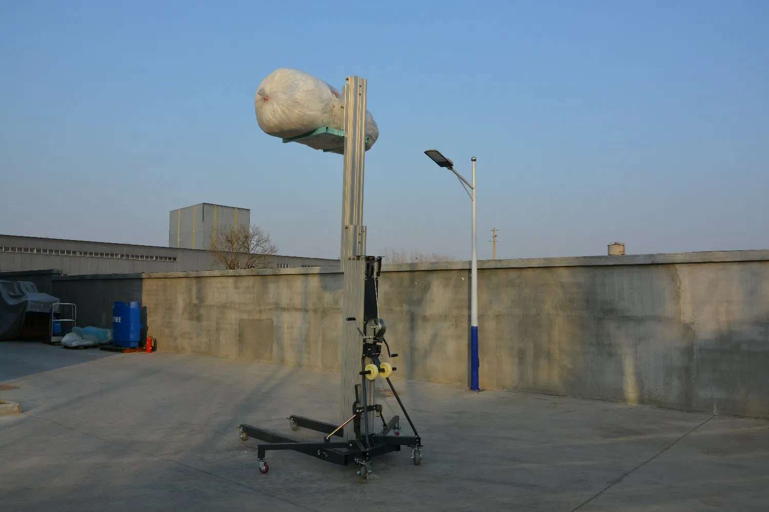 China Manufacture Cheap New 340kg Laod Mobile Portable Material Genie Lift Manual