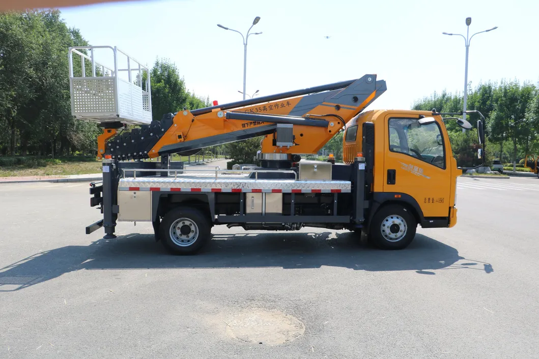 Aerial Lift Truck Photo 3