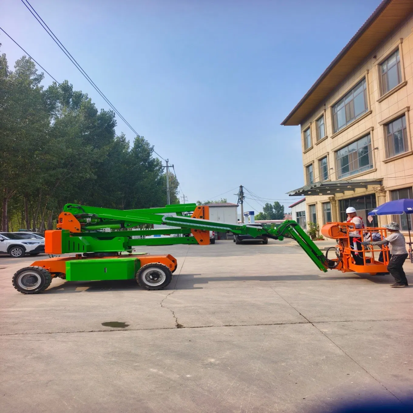 Electric Articulating Boom Lift - Zero Emission &amp; 230kg Platform for High-Level Industrial Maintenance