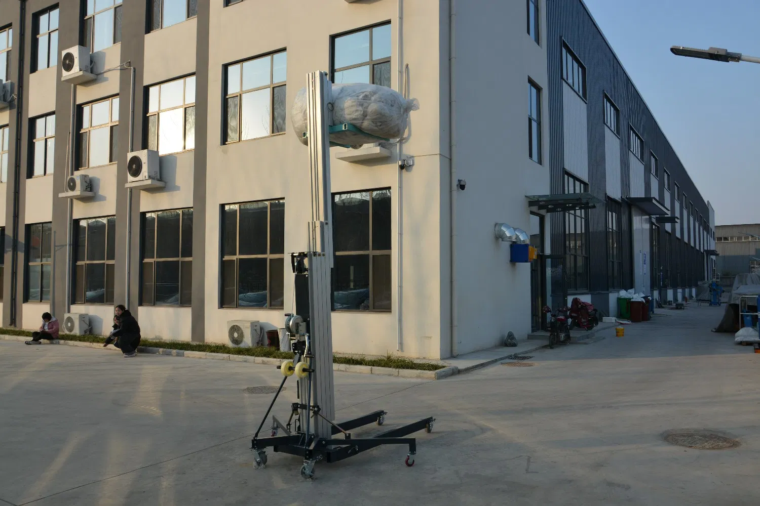 China Manufacture Cheap New 340kg Laod Mobile Portable Material Genie Lift Manual