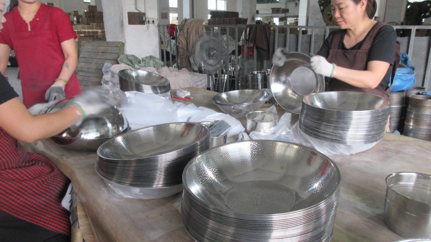 Final quality control inspection (FQC) of stainless steel kitchenware at Kaus Kitchen