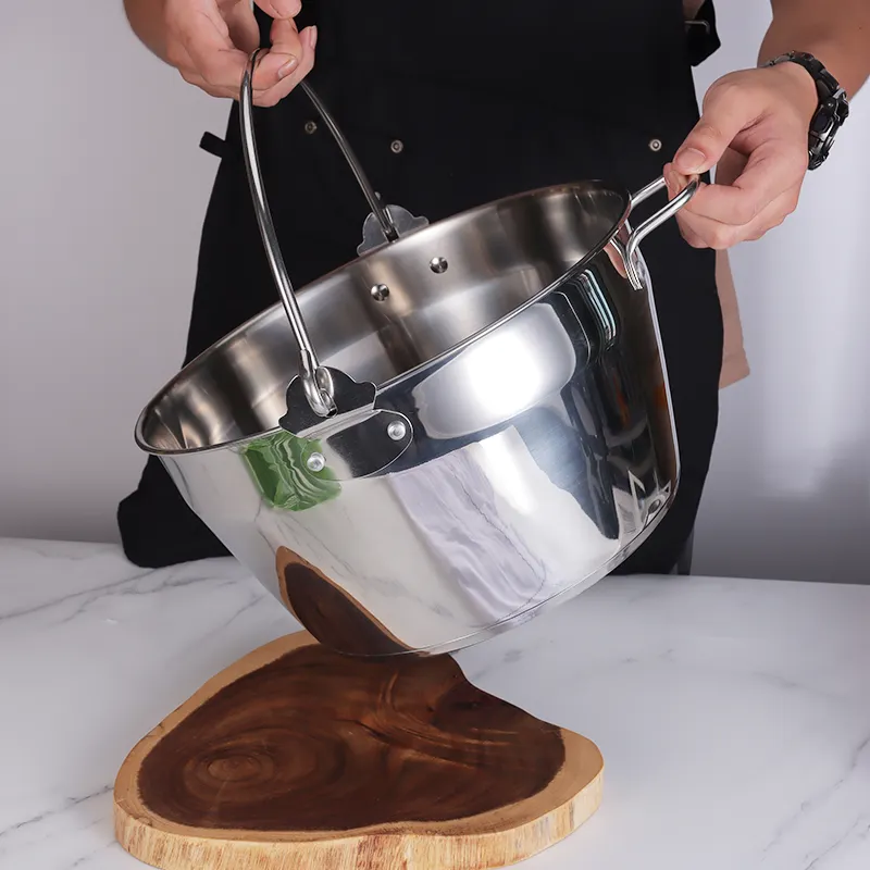 Dutch Oven Pot Detail