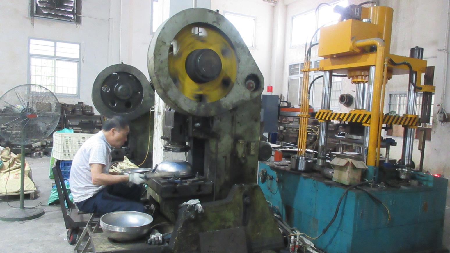 Hydraulic pressing process for stainless steel kitchenware shaping at Kaus Kitchen