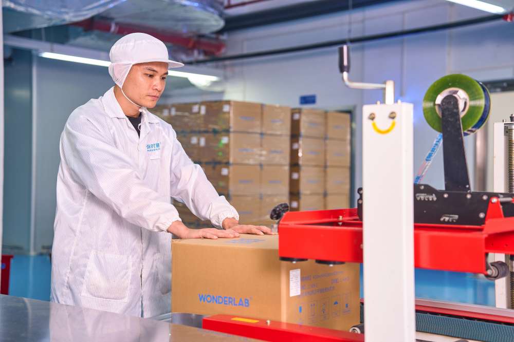 Final packing and sealing of natural herbal extract products for export