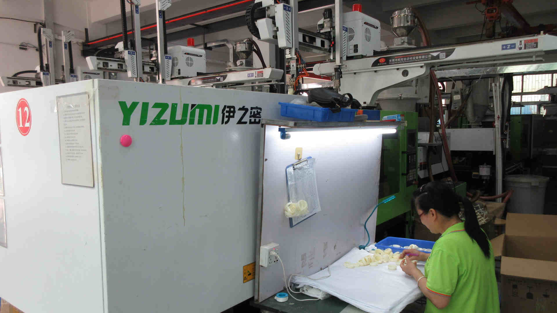 Injection molding process for beauty device housings at Kelli Beauty factory