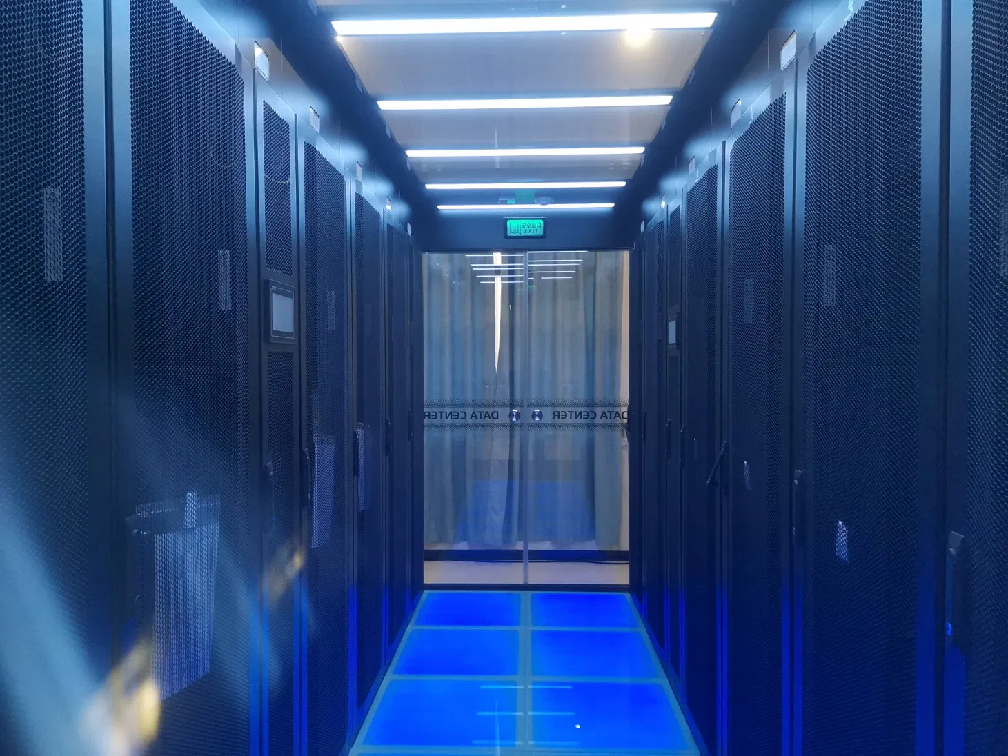 Advanced Cold Aisle Containment System for Efficient Data Center Airflow