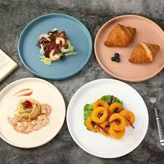 Use Tableware of Any Color in The Hotel Buffet Restaurant