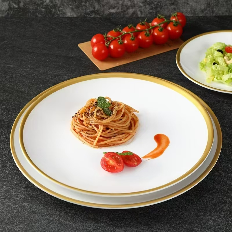 Use Tableware of Any Color in The Hotel Buffet Restaurant
