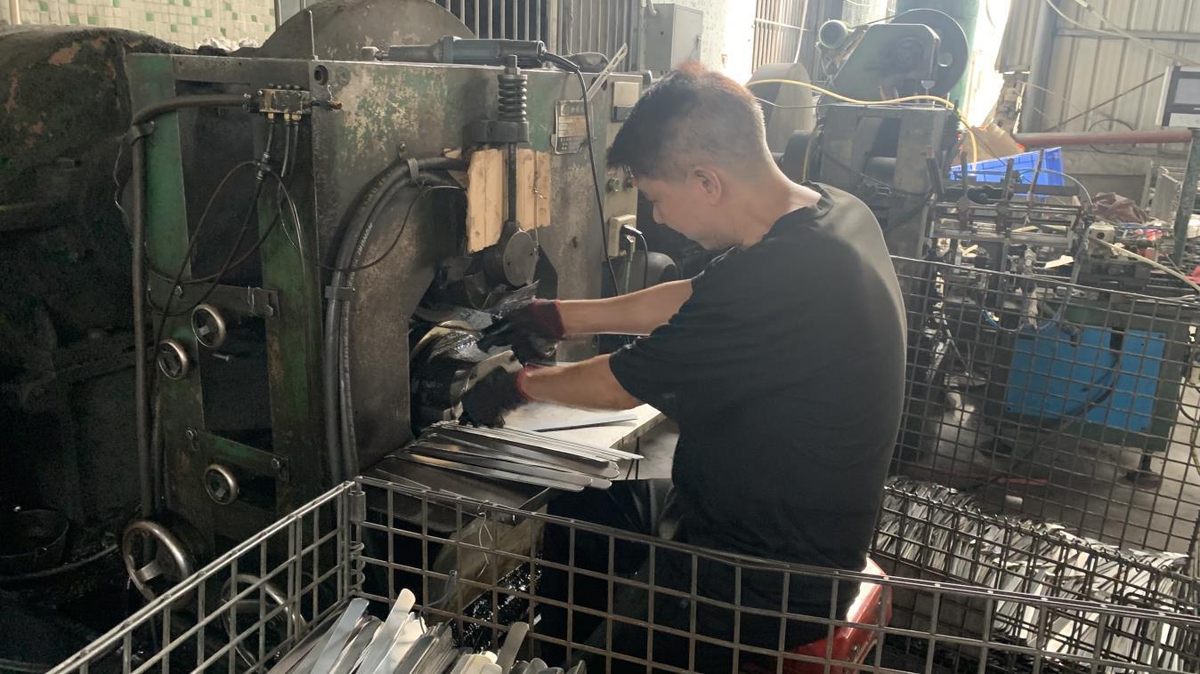 Hydraulic pressing of stainless steel kitchenware at Fergus factory