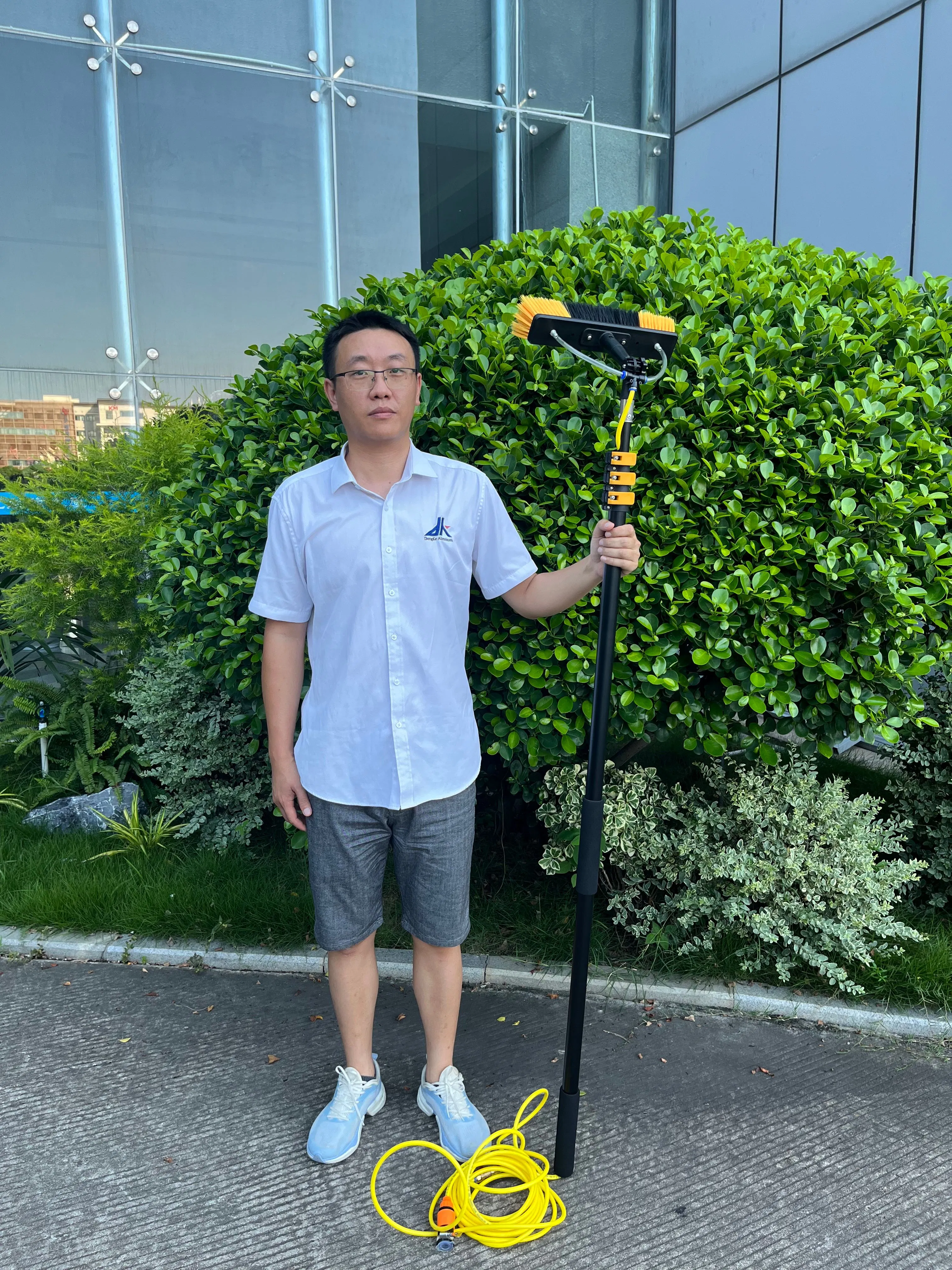 Efficient Cleaning Tool for Specialized Solar Panel Maintenance Needs