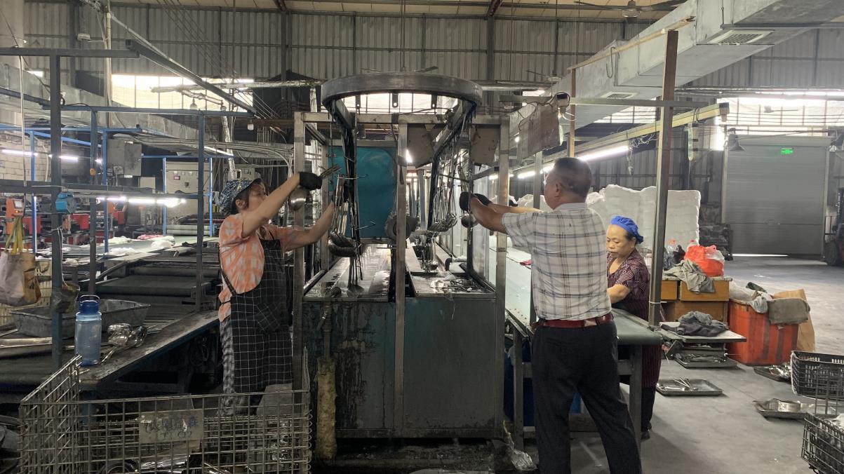 Industrial cleaning process for finished kitchenware products at Fergus factory