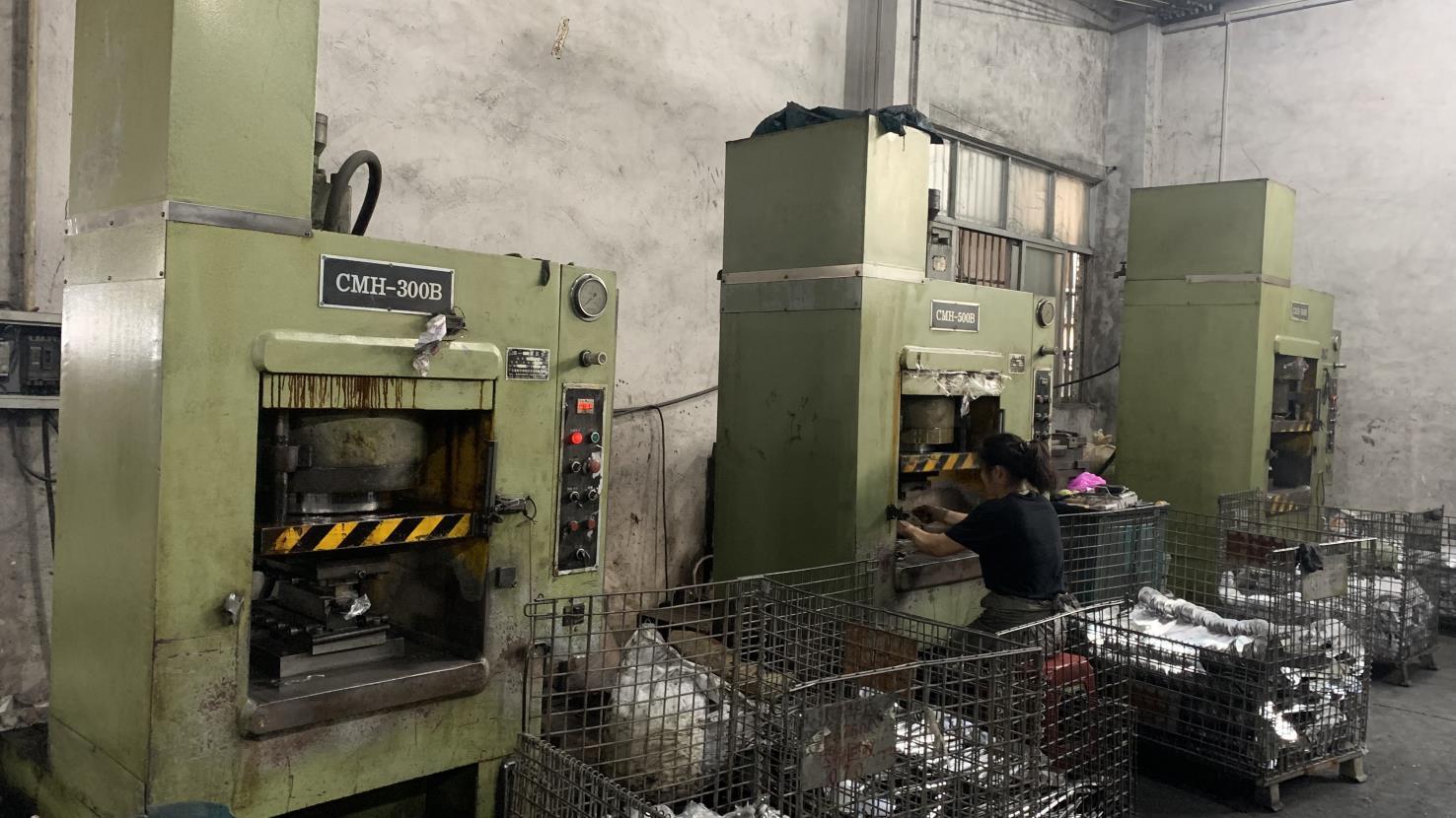 Heavy-duty hydraulic press machine for deep drawing kitchenware manufacturing