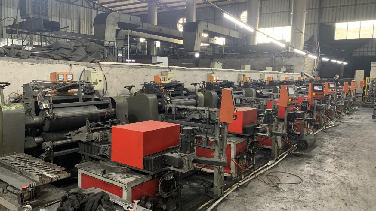 Automated polishing machine for stainless steel kitchenware surface finishing