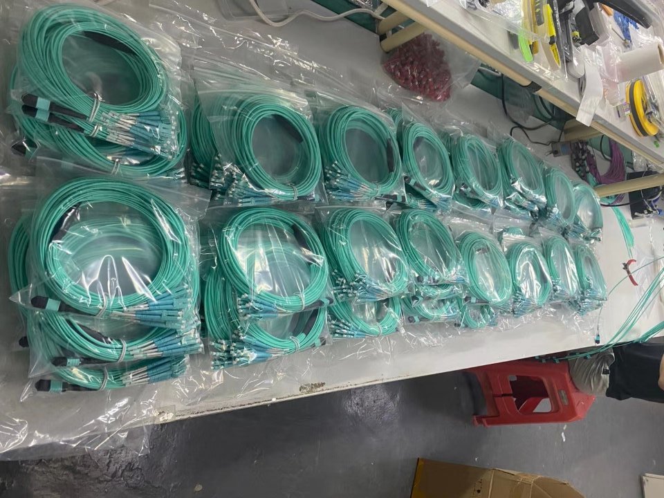 High-Quality MPO-12 to LC Single Mode Fiber Optic Patch Cable Manufacturers, Quotes