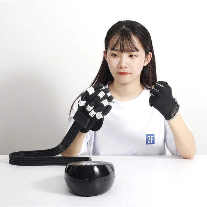 Dispositivo de rehabilitación de guantes robóticos automáticos para pacientes con parálisis por accidente cerebrovascular