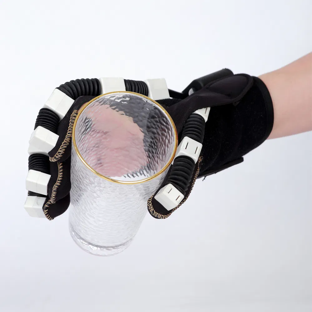 Guantes de robot de rehabilitación combinados con terapia de imagen espejo