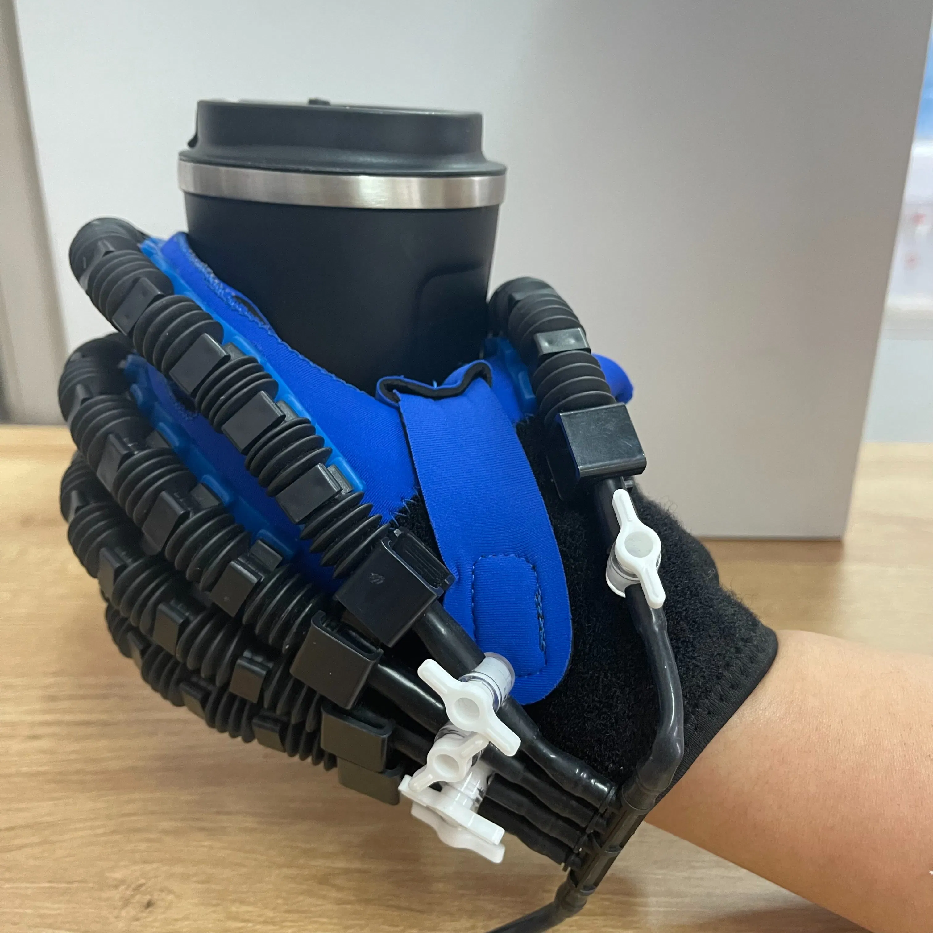 Robot de Rehabilitación de Mano para Hemiplejía Inducida por Accidente Cerebrovascular y Condiciones Similares