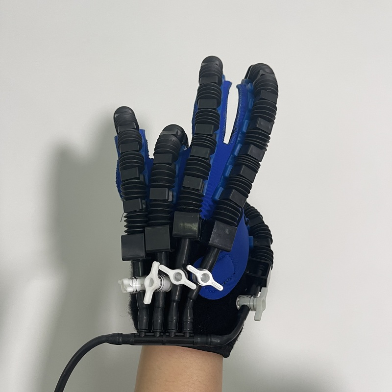 Nuevo dispositivo médico guantes robóticos portátiles para la rehabilitación de manos de pacientes con accidente cerebrovascular