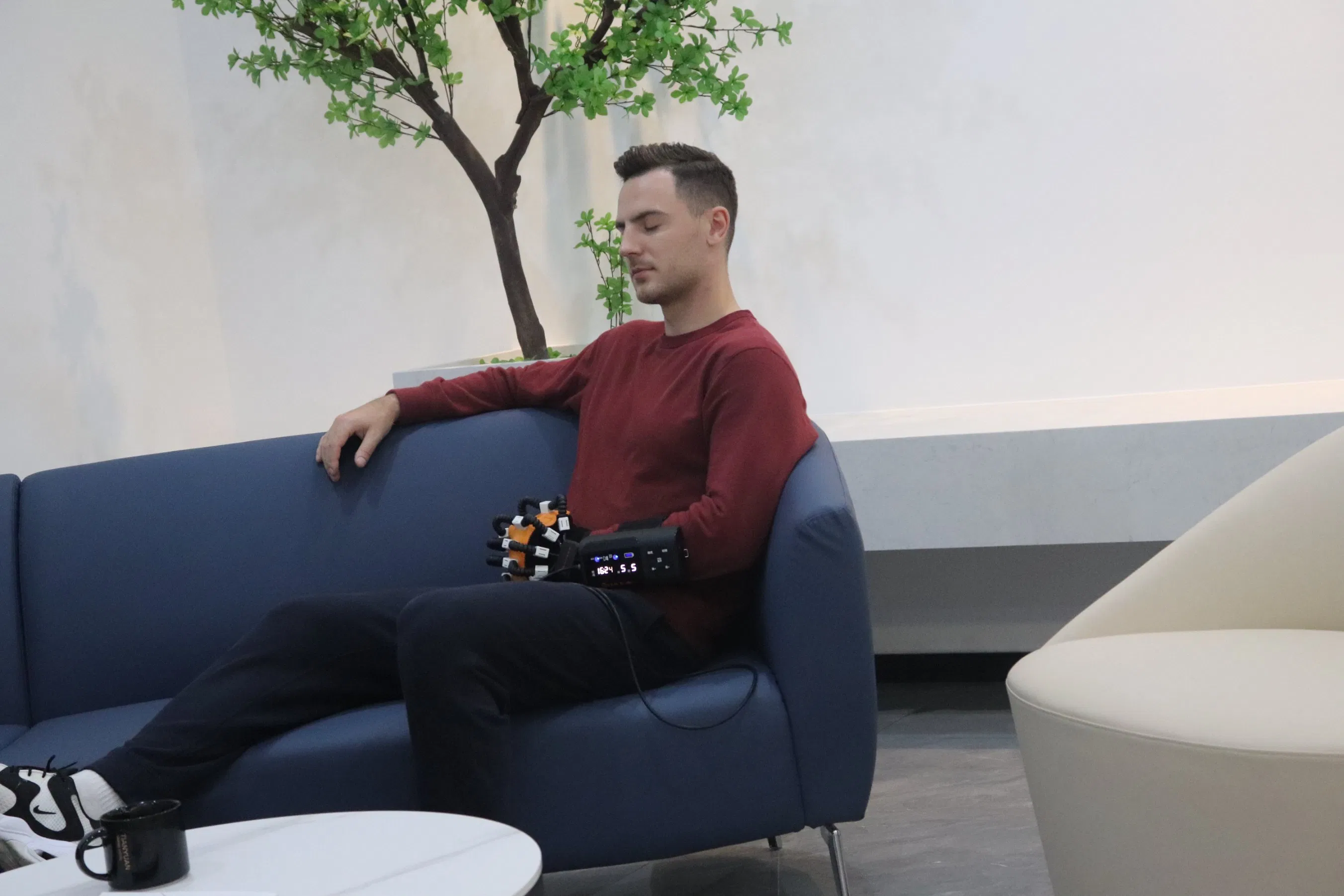 Máquina de fisioterapia operada por aire inteligente para pacientes con accidente cerebrovascular, guante de rehabilitación de mano para ejercicios de práctica de dedos