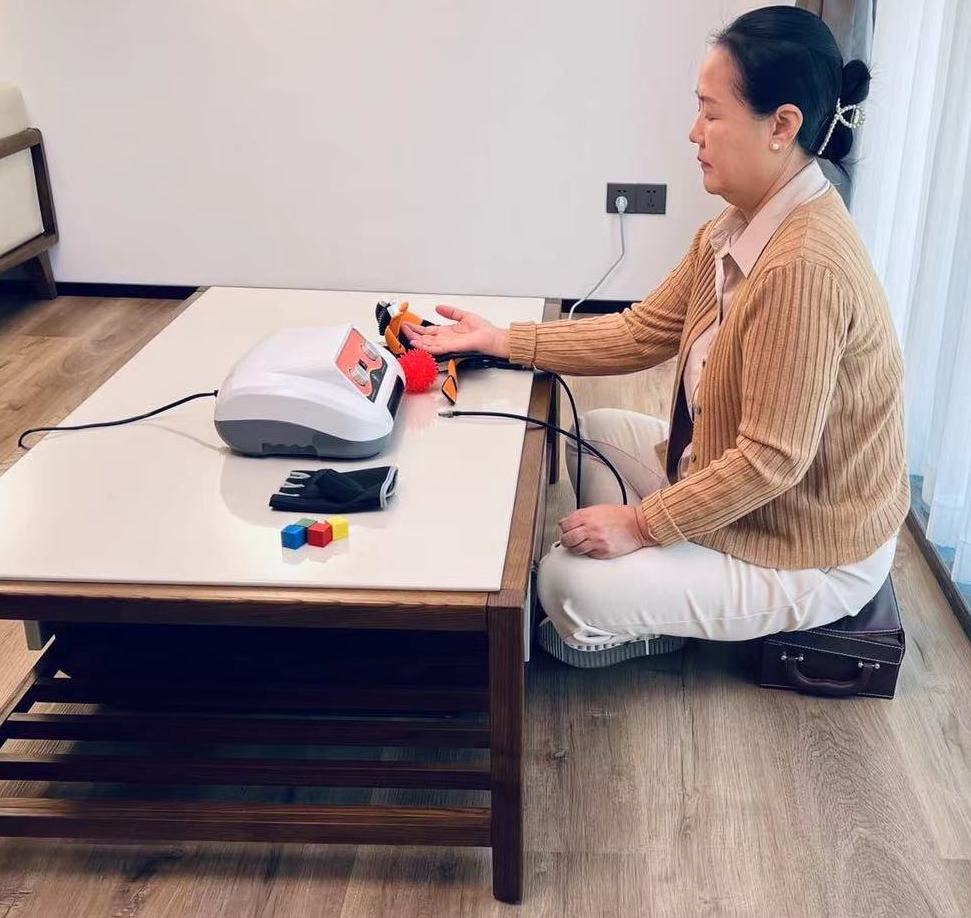 Guantes de robot de rehabilitación combinados con terapia de imagen espejo