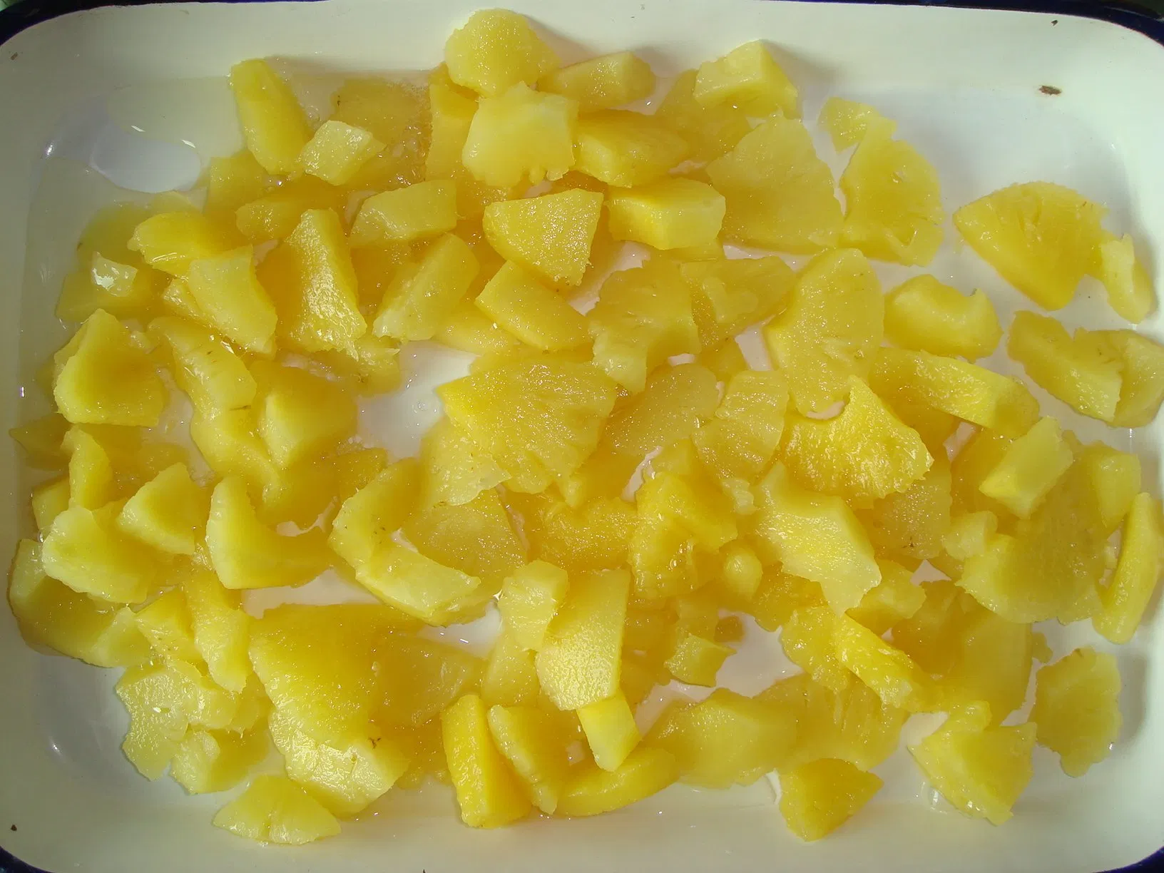 Trozos de piña enlatados en envase de lata de China