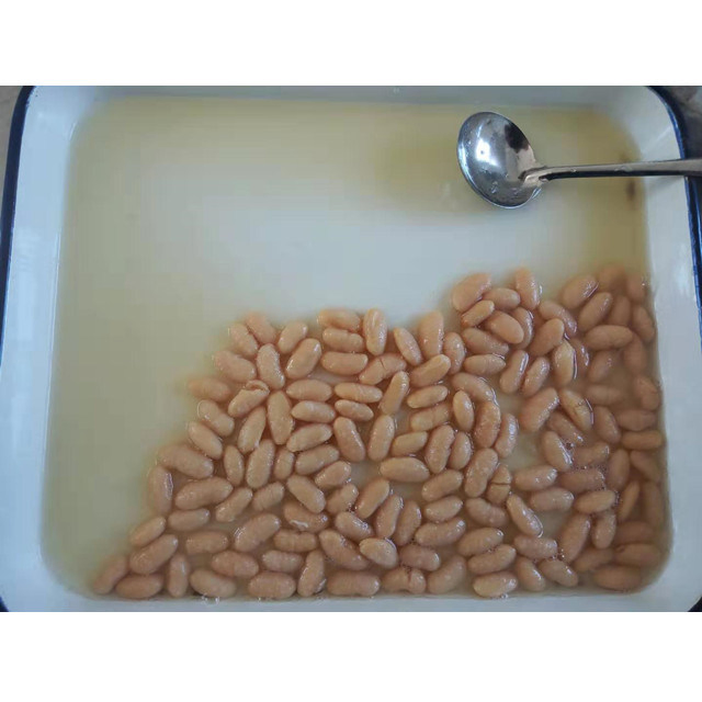 Frijoles blancos enlatados al horno en salmuera