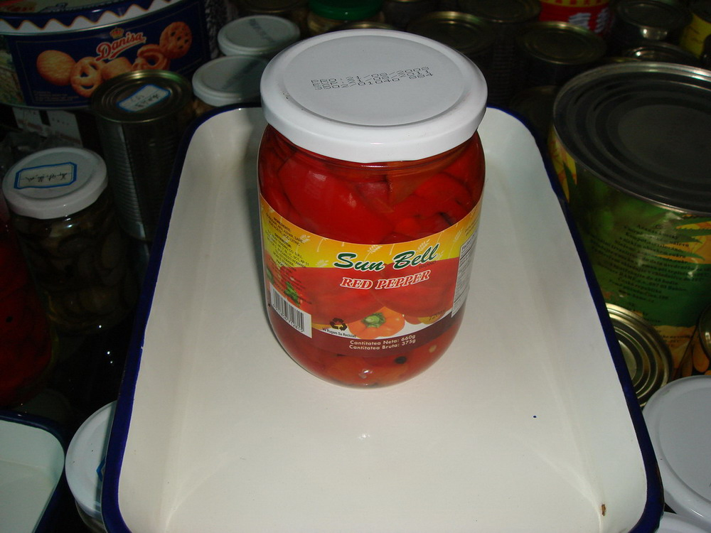 Tiras de pimiento rojo dulce en frasco de vidrio