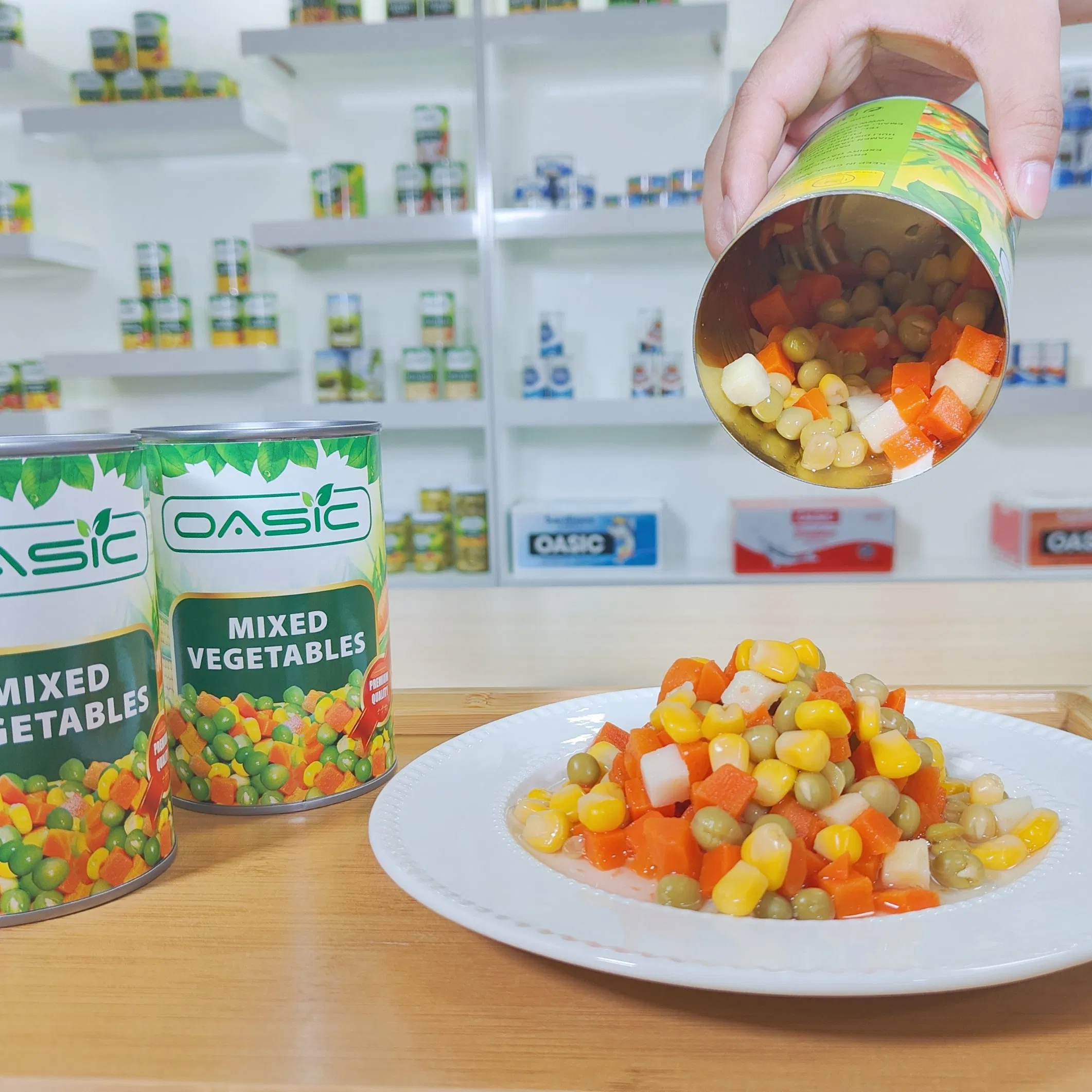 Guisantes verdes mixtos y zanahoria en agua salada en lata