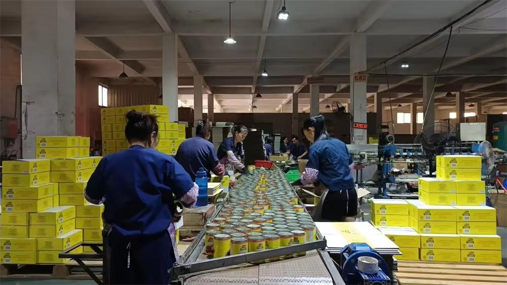 Proceso de etiquetado y empaque de conservas Kekor Food — línea final de producción