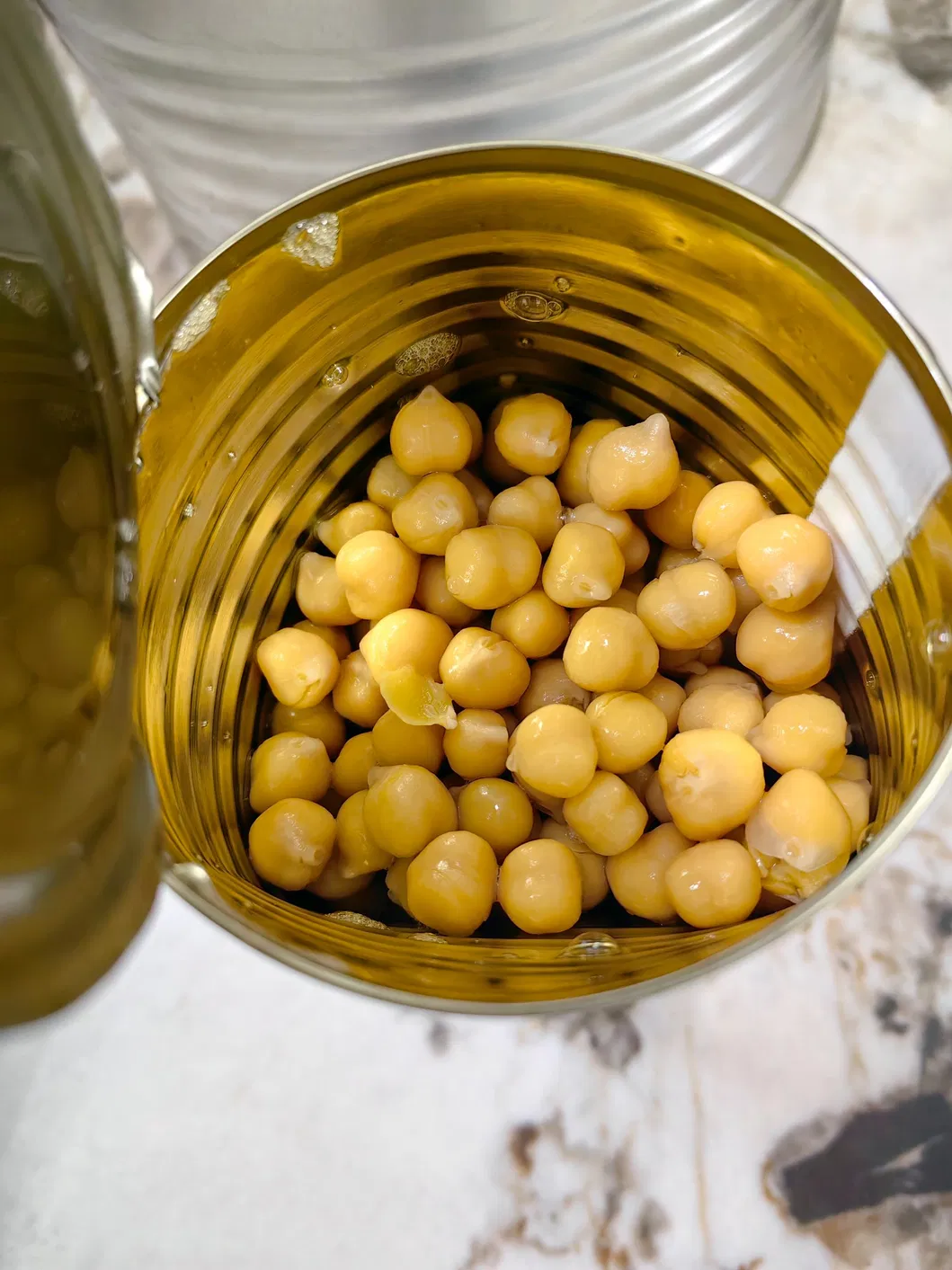 Detalle de garbanzos enlatados
