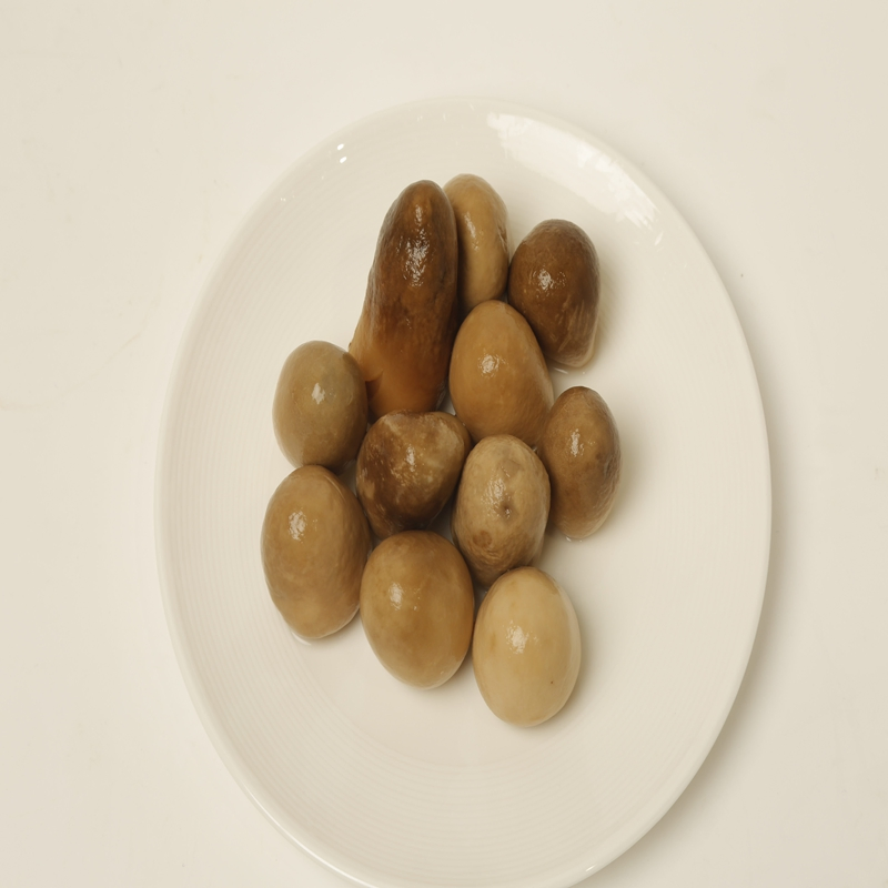 Verduras enlatadas con champiñones enteros, peso neto de 425g.