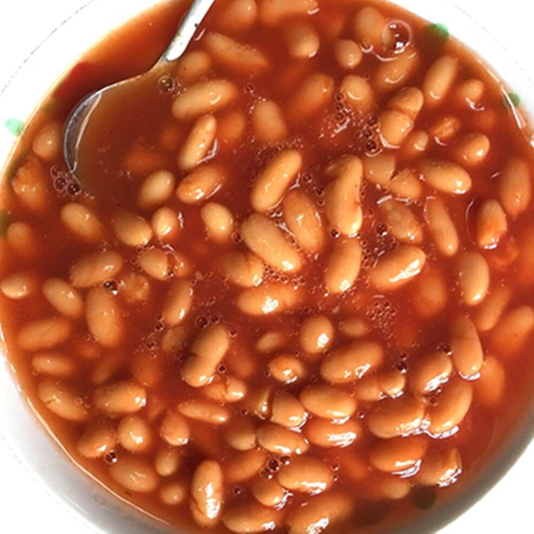Frijoles blancos enlatados al horno en salsa de tomate