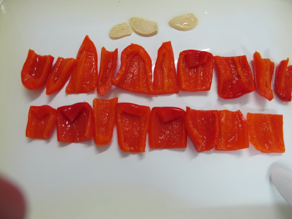 Tiras de pimiento rojo dulce en frasco de vidrio
