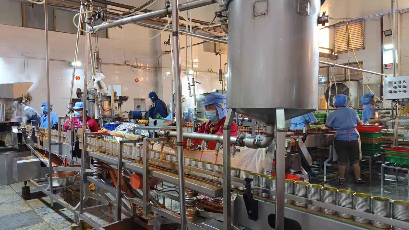 Proceso de llenado de latas de conservas Kekor Food — línea de envasado