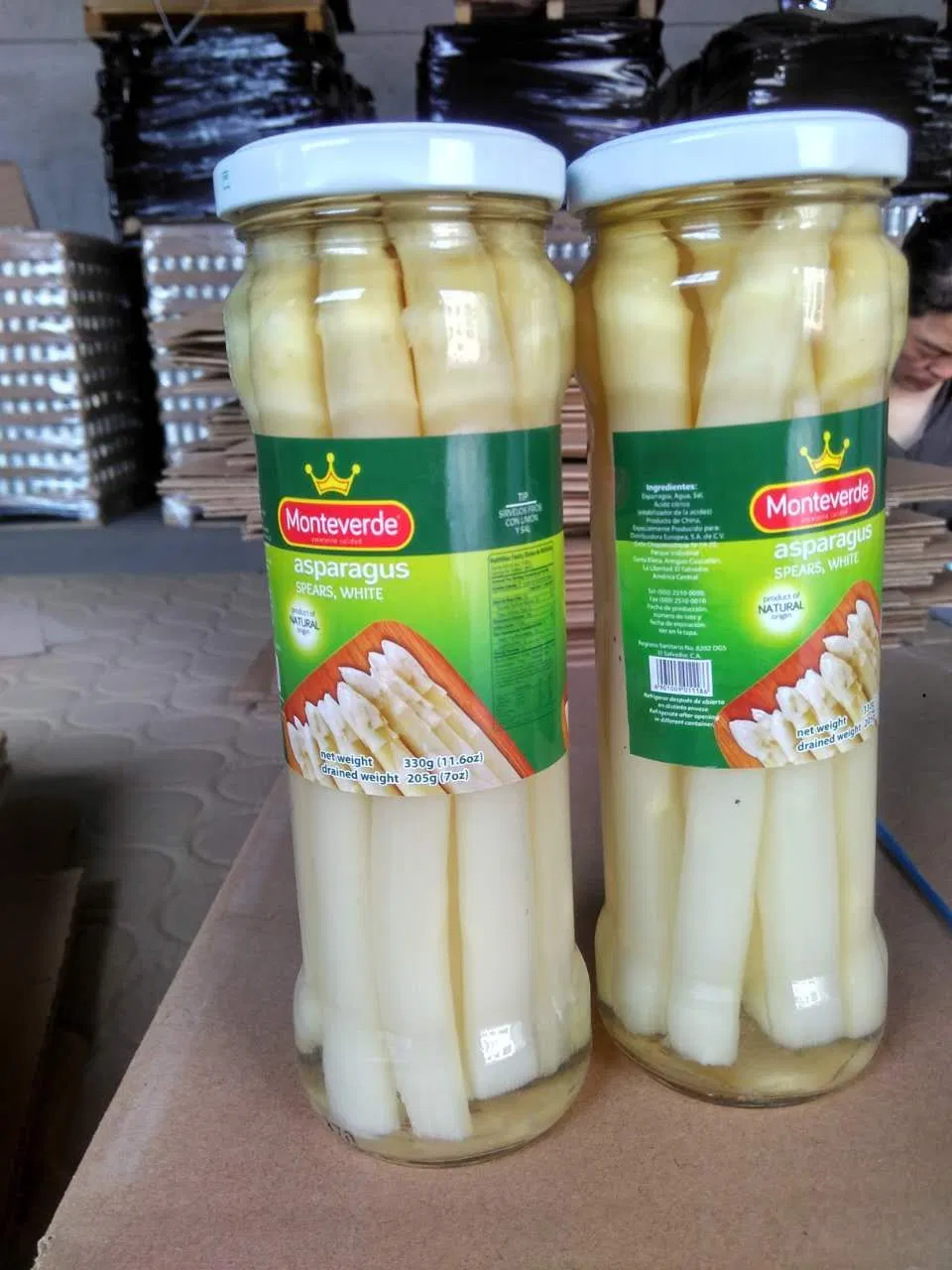 Detalle de espárragos blancos enlatados
