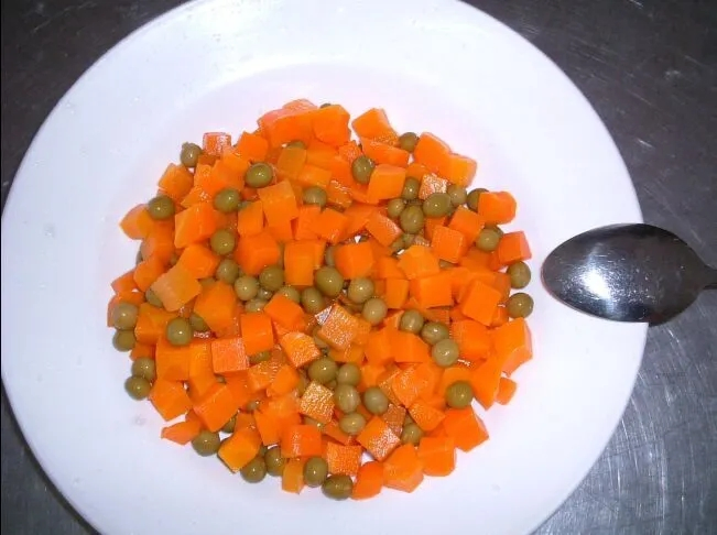 Venta caliente de verduras mixtas enlatadas certificadas con zanahorias en cubos
