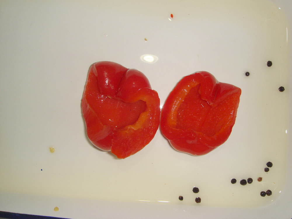 Tiras de pimiento rojo dulce en frasco de vidrio