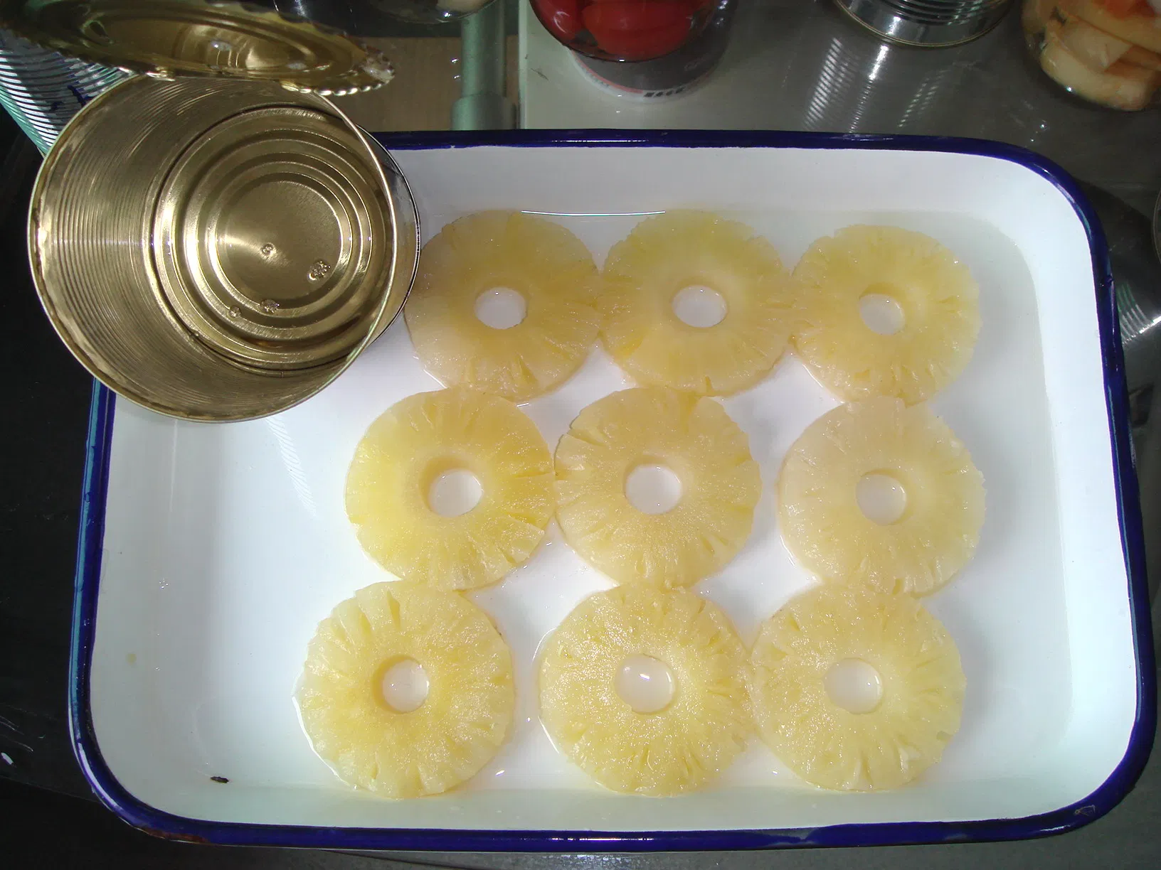 Trozos de piña enlatados en envase de lata de China