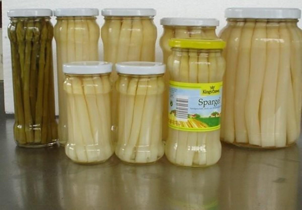Espárragos blancos enlatados frescos en frasco de vidrio