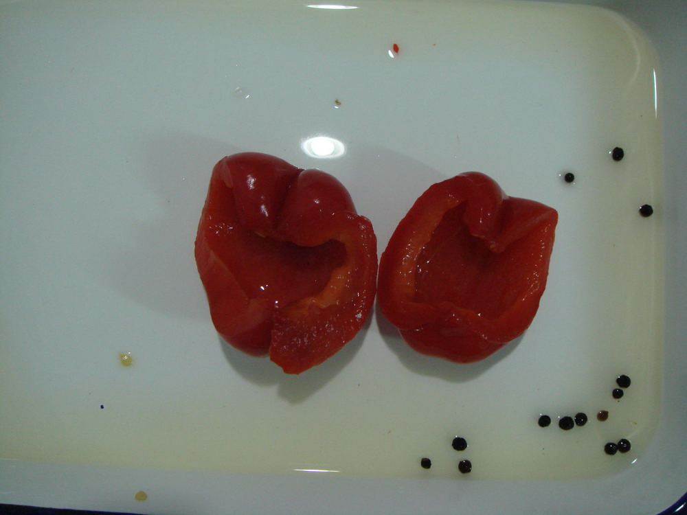Tiras de pimiento rojo dulce en frasco de vidrio