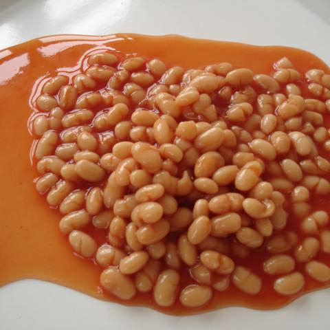 Frijoles blancos enlatados al horno en salsa de tomate