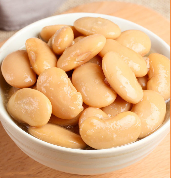 Frijoles blancos enlatados al horno en salmuera