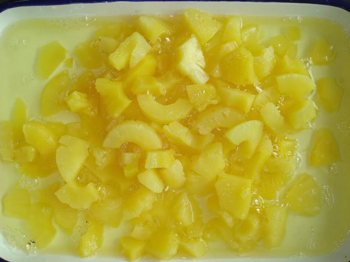 Trozos de piña enlatados en envase de lata de China