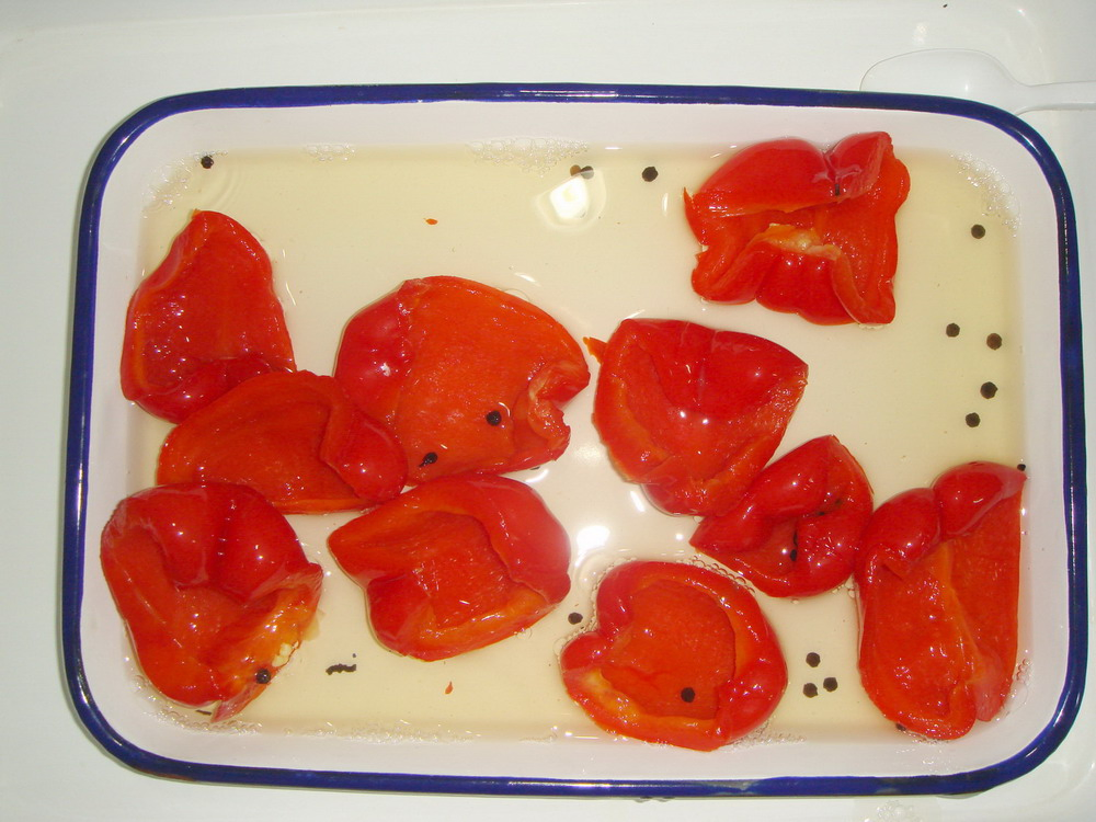 Tiras de pimiento rojo dulce en frasco de vidrio